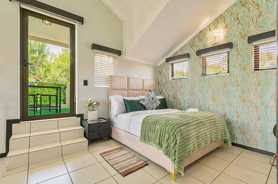 Zalari Loft B, Nature-inspired 2 Bed Loft Paulshof Apartment in Sandton