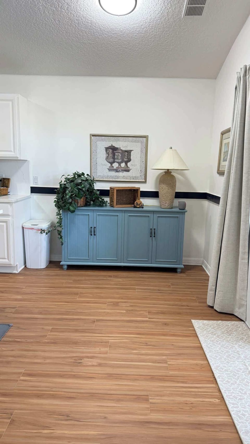 Everything you need for a crowd is here—new stainless appliances, full cookware, bakeware, glassware, and serving pieces for 20+. Perfect for holiday dinners, birthday celebrations, or post-park family feasts. ✨



