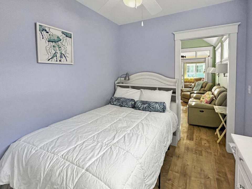 Guest Bedroom   full bed