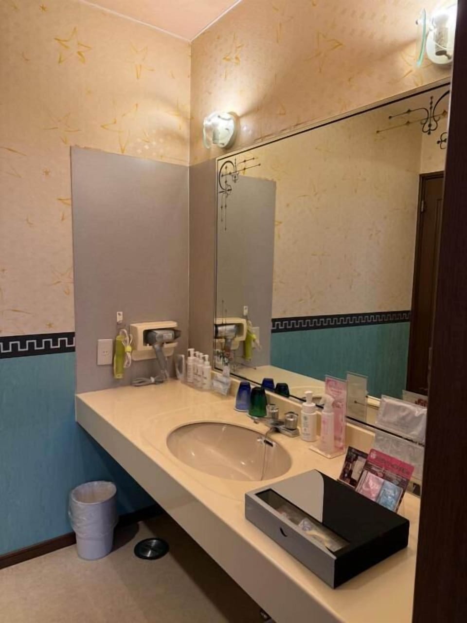 Deluxe Double or Twin Room, Multiple Beds, Non Smoking, Microwave | Bathroom | Separate tub and shower, free toiletries, hair dryer, towels