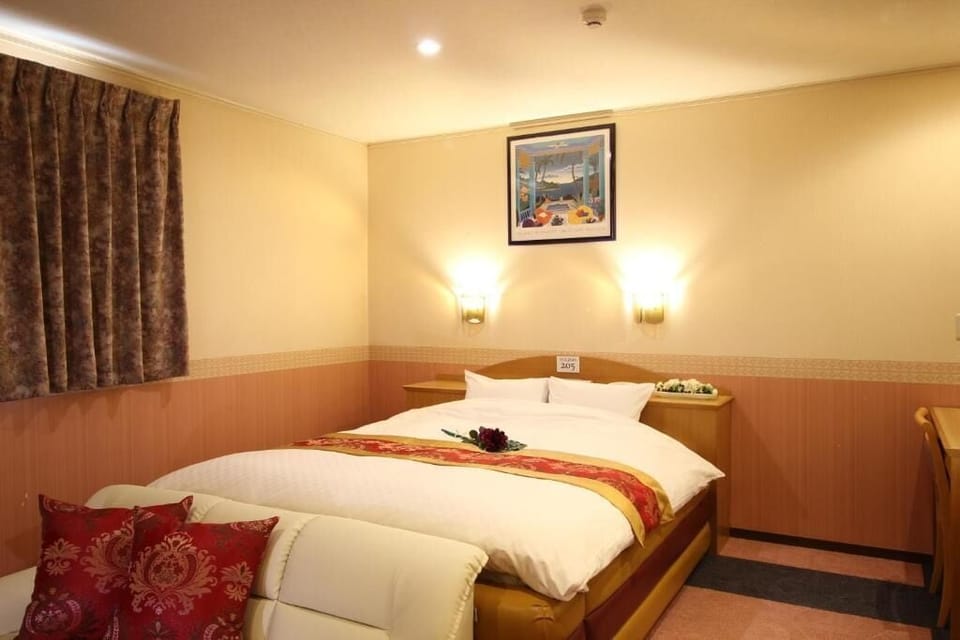 Standard Suite, 1 Queen Bed, Non Smoking | WiFi (free)