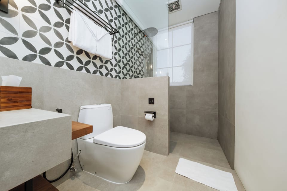 Studio Suite, Pool View | Bathroom | Hair dryer, towels, soap, shampoo