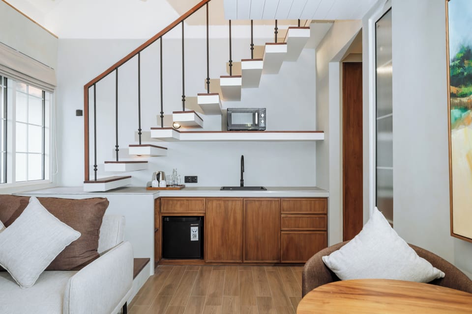 Studio Suite, Pool View | Living area