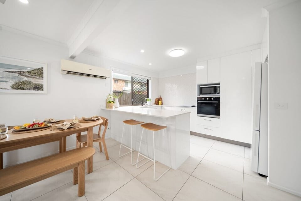 Fully equipped kitchen with breakfast bar and coffee machine
