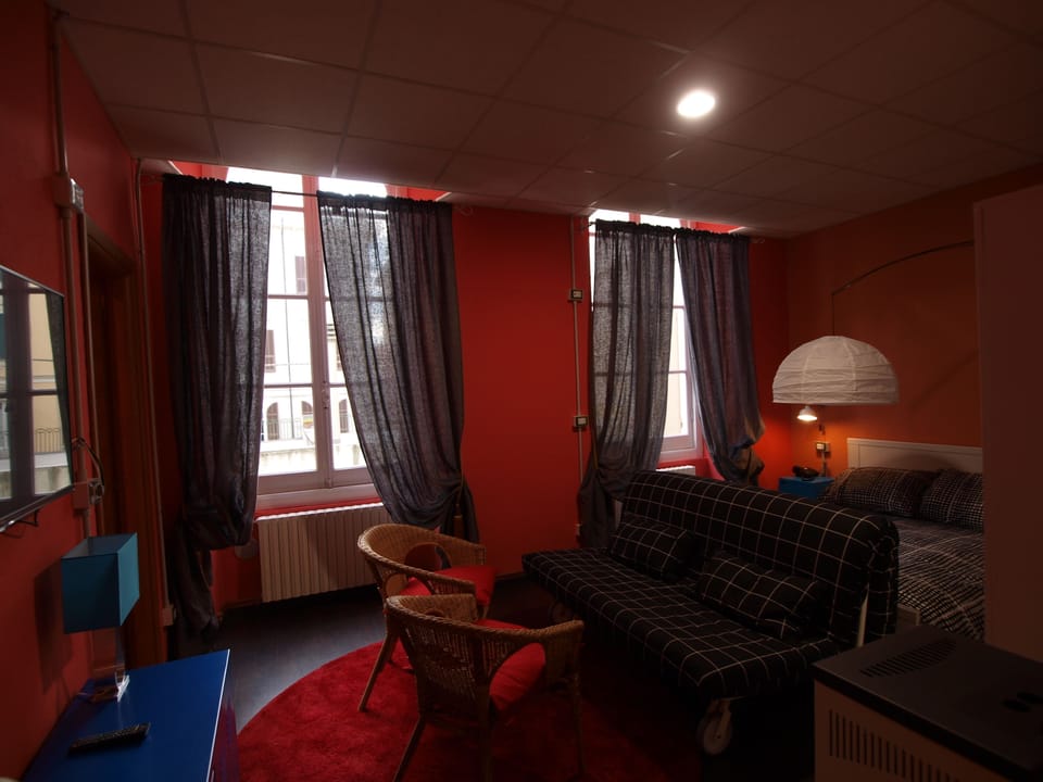 Superior Studio | Desk, blackout drapes, soundproofing, WiFi (free)