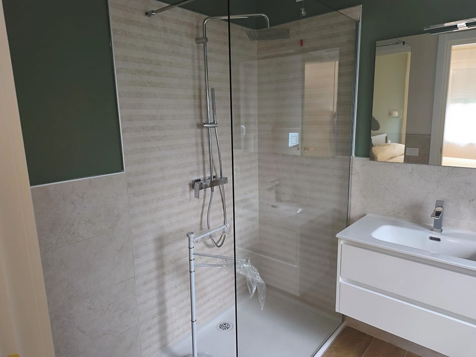 Classic Double or Twin Room | Bathroom