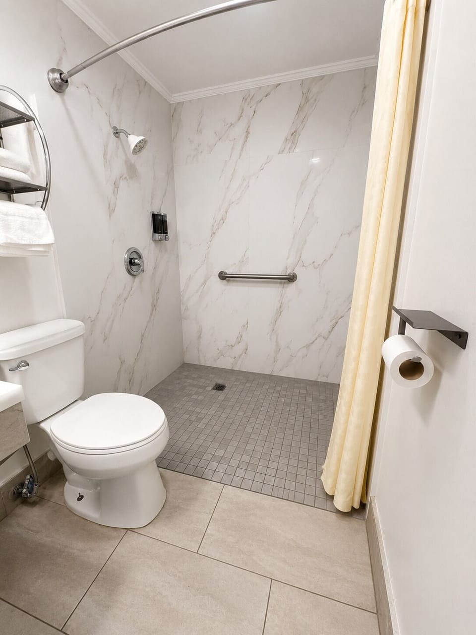 Double Room | Bathroom | Free toiletries, towels