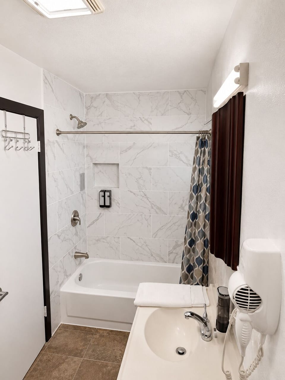 Standard Room, 1 King Bed | Bathroom | Free toiletries, towels