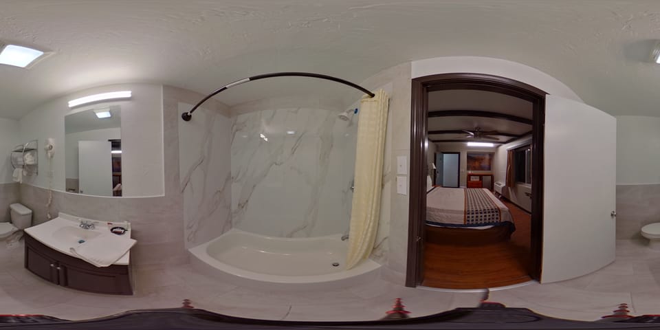 Standard Room, 1 King Bed | Bathroom | Free toiletries, towels