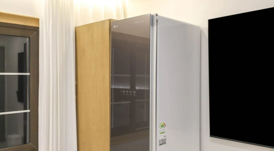 Deluxe Twin Room, City View | Television