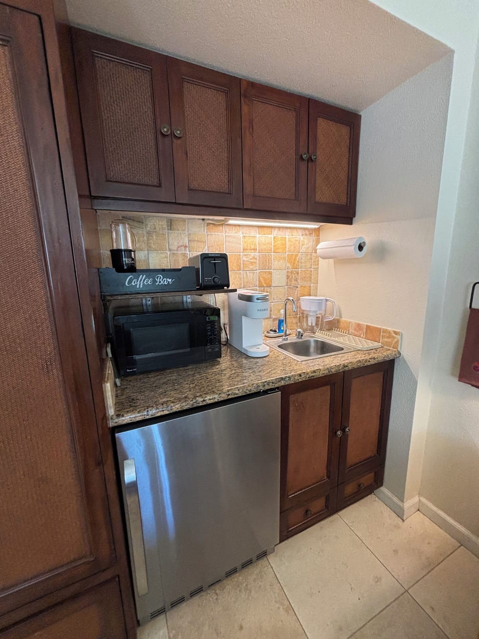 Kitchenette equipped with all essential for a quality meal, new appliances.