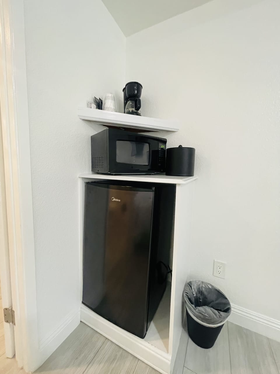 Double Room | Bathroom | Shower, free toiletries, towels