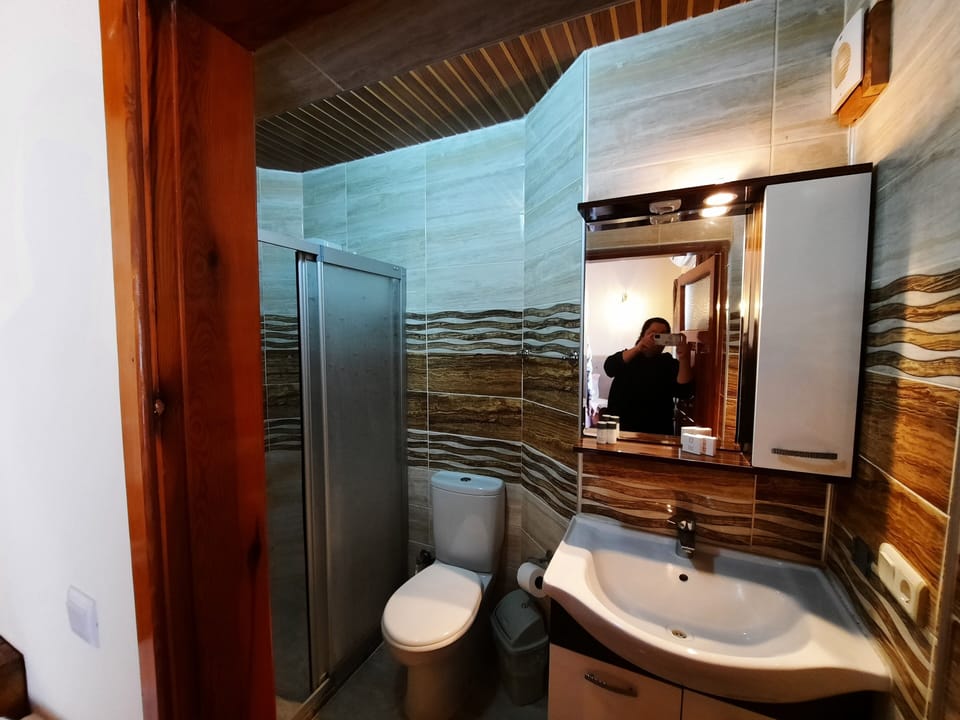 Luxury Double Room, 1 Bedroom | Bathroom | Separate tub and shower, free toiletries, hair dryer, slippers