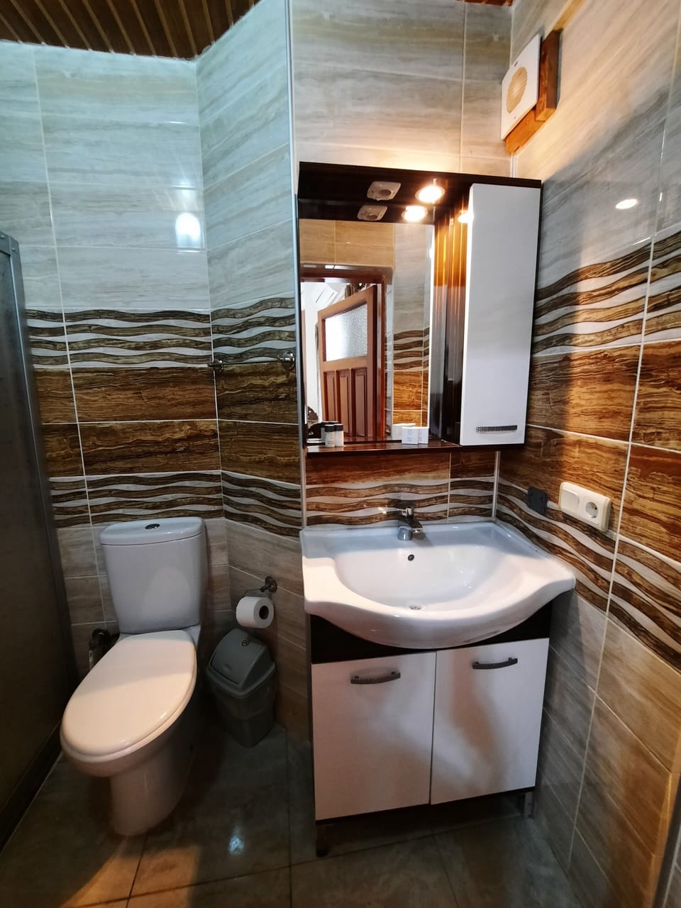 Luxury Double Room, 1 Bedroom | Bathroom | Separate tub and shower, free toiletries, hair dryer, slippers