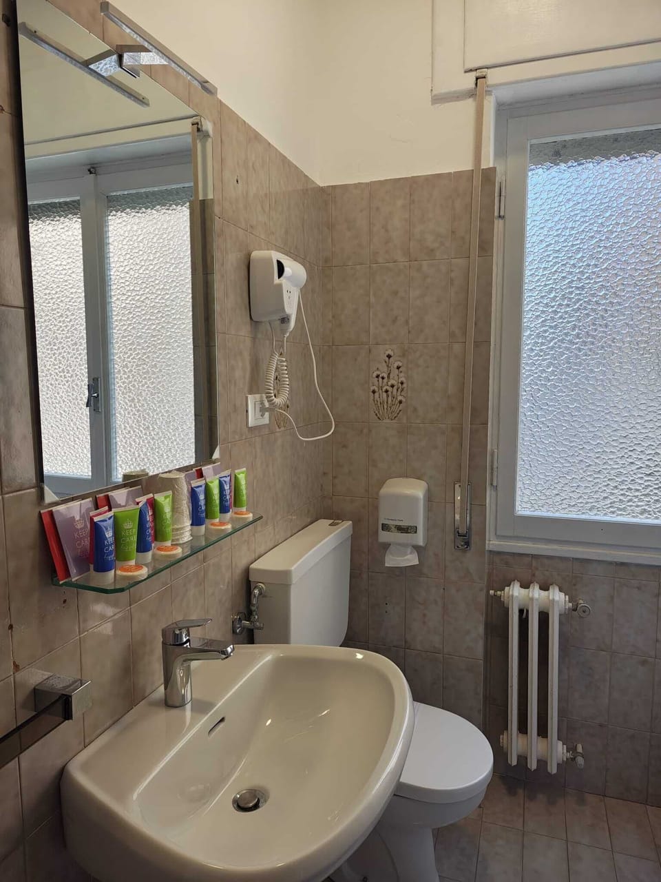 Family Room | Bathroom | Shower, free toiletries, hair dryer, towels