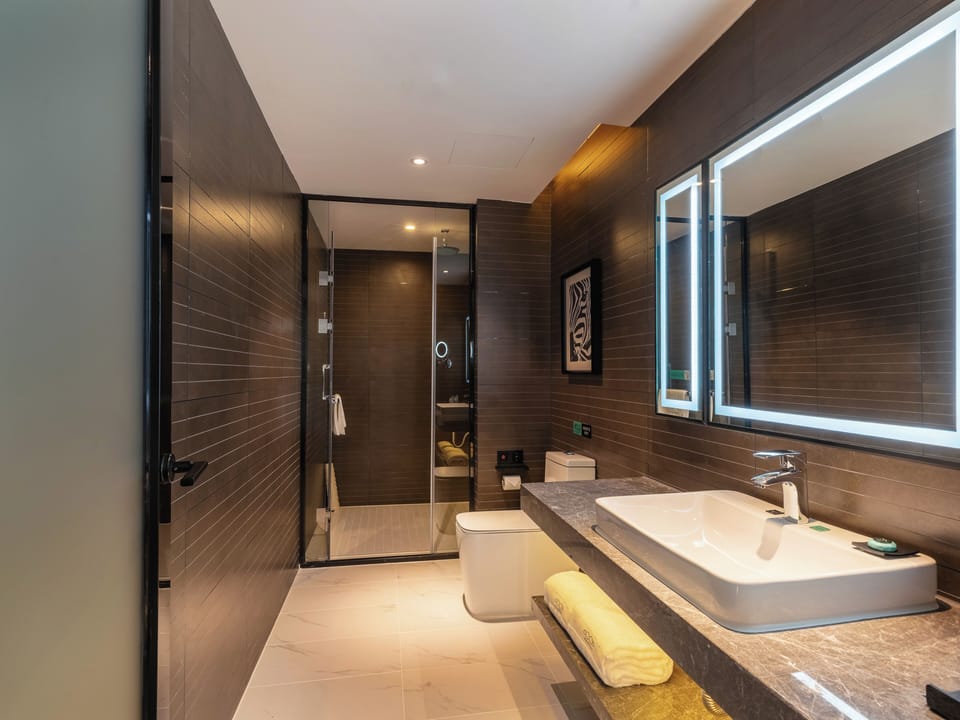 Panoramic Suite, City View | Bathroom | Free toiletries, hair dryer, slippers, towels