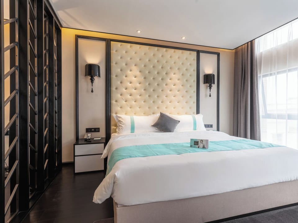 Panoramic Suite, City View | Premium bedding, pillowtop beds, minibar (some free items), desk