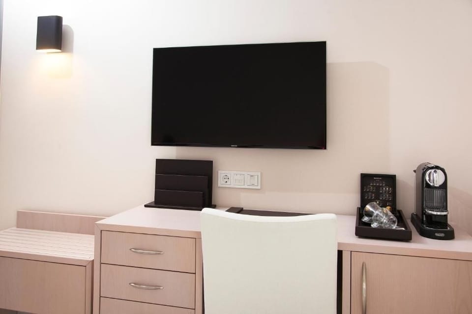 Hypo-allergenic bedding, minibar, in-room safe, blackout drapes