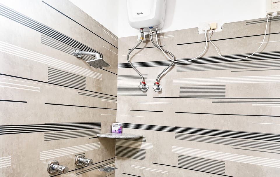 Shower, rainfall showerhead, free toiletries, bidet