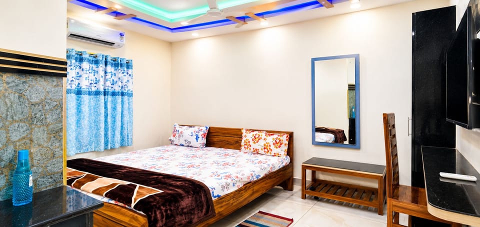 Premium bedding, desk, laptop workspace, WiFi (free)