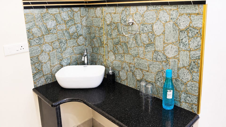 Deluxe Double Room | Bathroom | Shower, rainfall showerhead, free toiletries, bidet