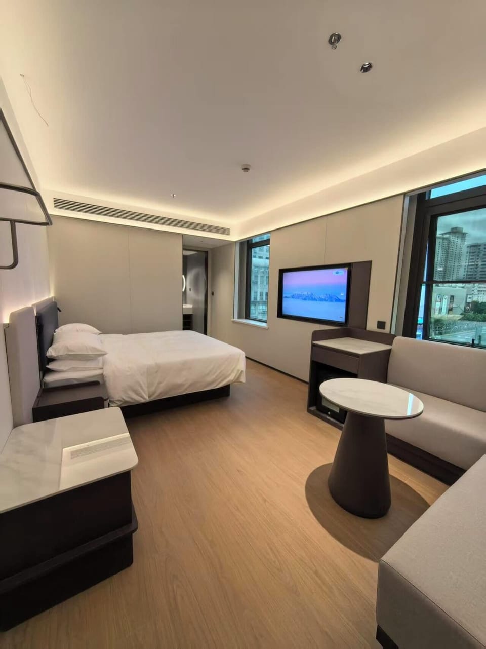 Executive Double Room | Down comforters, blackout drapes, free WiFi, bed sheets