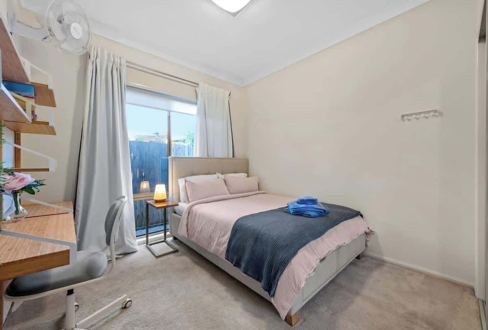 Open Plan! 3 Bedroom House - Taringa Cottage in Toowong