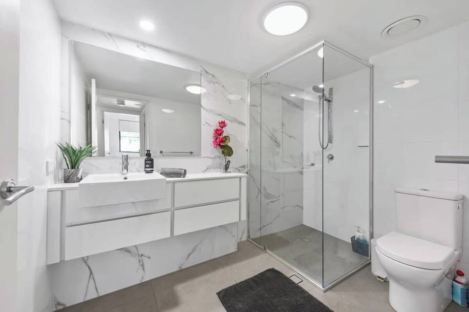 New Farm Water Views! 2bed/2bath/1car Apartment in Brisbane