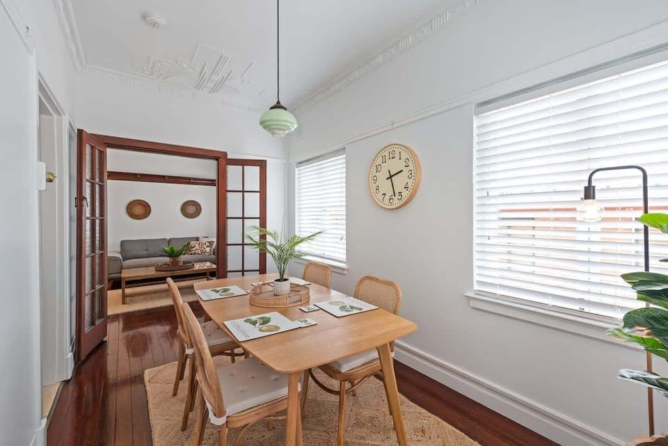 Art Deco in Ascot! ~ 2 Bed / 1 Bath / 1 Car Apartment in Brisbane