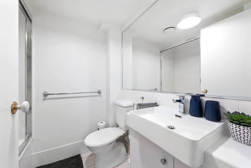 Contemporary Comfy ~ 2bed/2bath/1car ~ Hawthorne Apartment in Brisbane