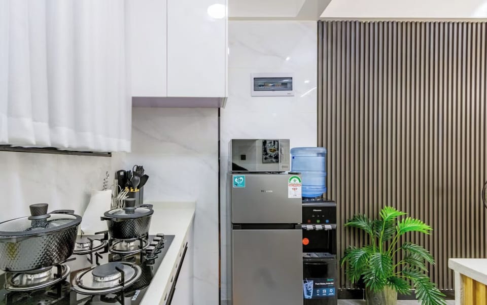 Deluxe Apartment, Balcony, City View | Private kitchen | Full-size fridge, microwave, cookware/dishes/utensils