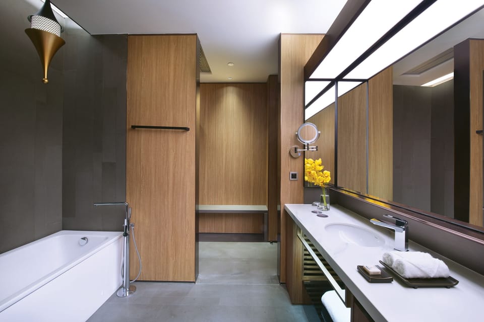 Business Suite | Bathroom | Free toiletries, hair dryer, slippers, towels