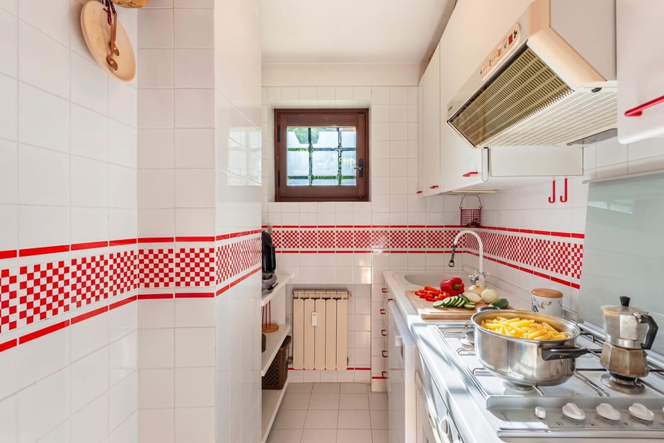 Family Apartment, 2 Bedrooms, Microwave (Family Apartment Steps From Ski Lifts) | Private kitchen