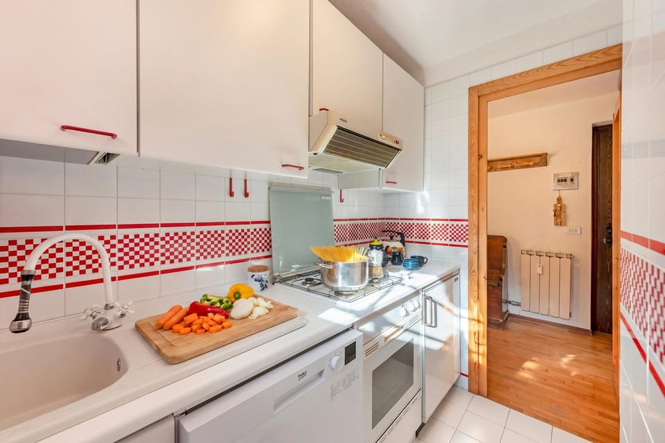 Family Apartment, 2 Bedrooms, Microwave (Family Apartment Steps From Ski Lifts) | Private kitchen