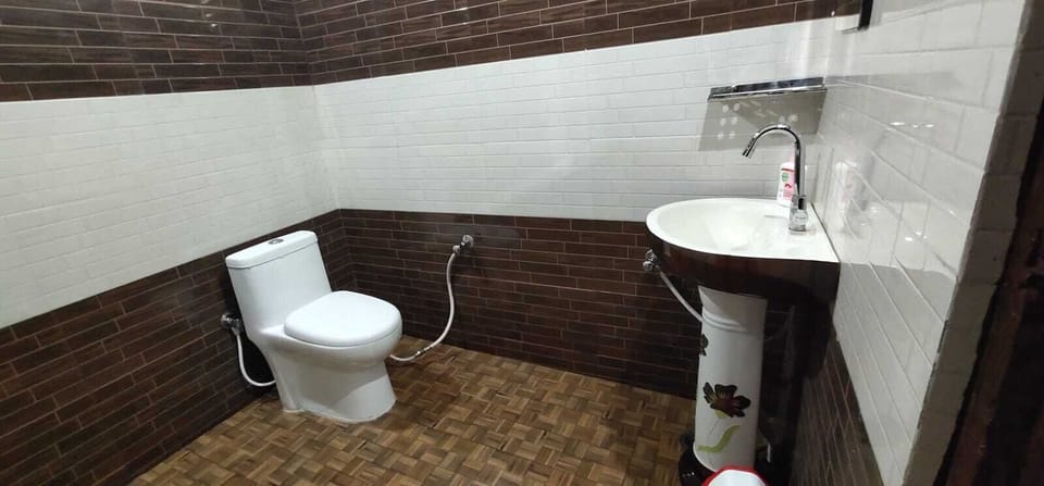 Triple Room | Bathroom | Shower, soap, shampoo