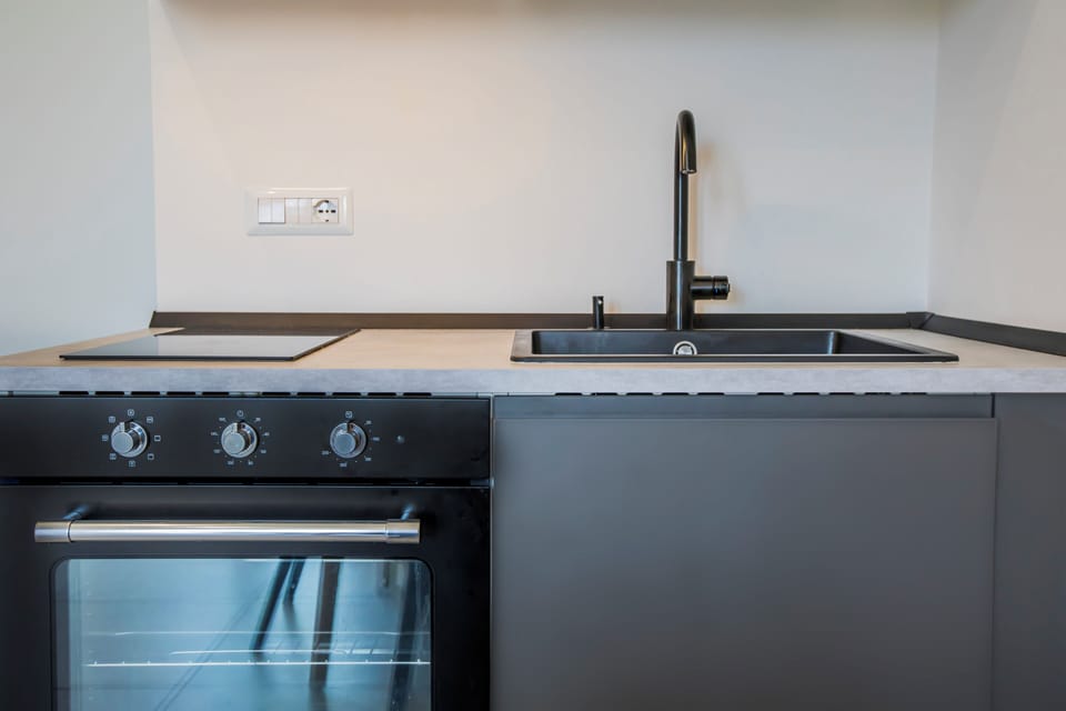 Classic Apartment, Balcony, City View | Private kitchen | Fridge, microwave, oven, stovetop
