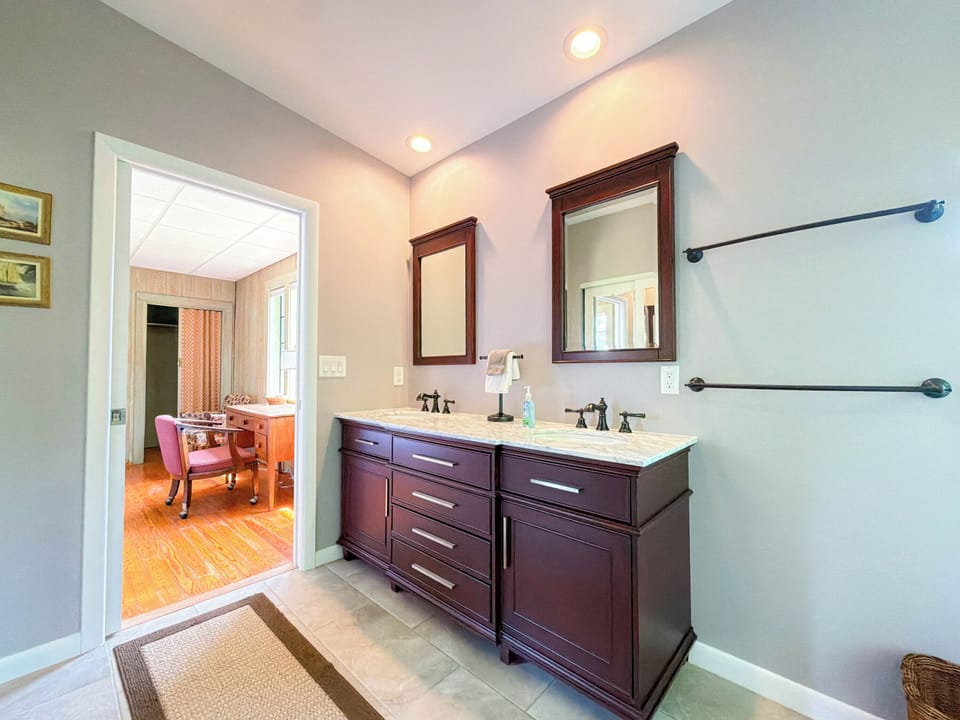 double vanity sinks in the master bathroom