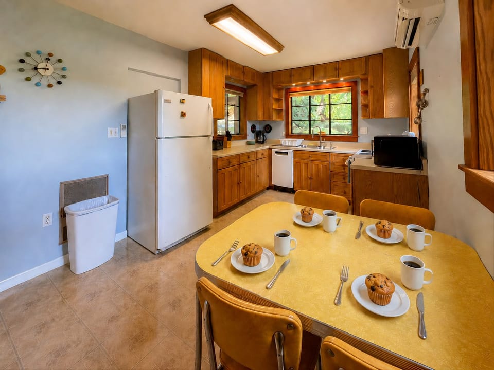 breakfast table in the kitchen. All the retro lovers will love this table!