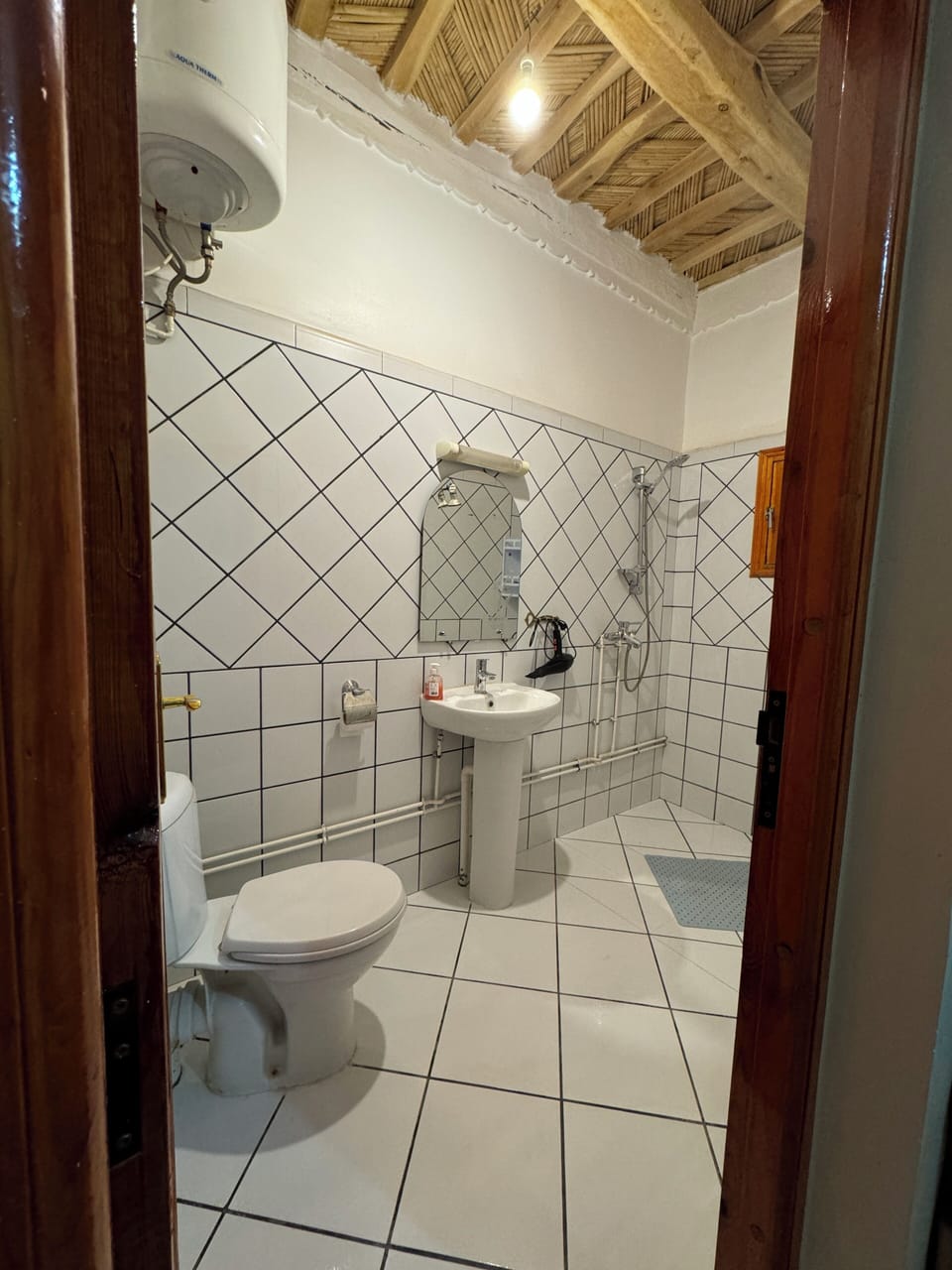 Comfort Double Room, Garden View | Bathroom | Free toiletries, hair dryer, towels, soap