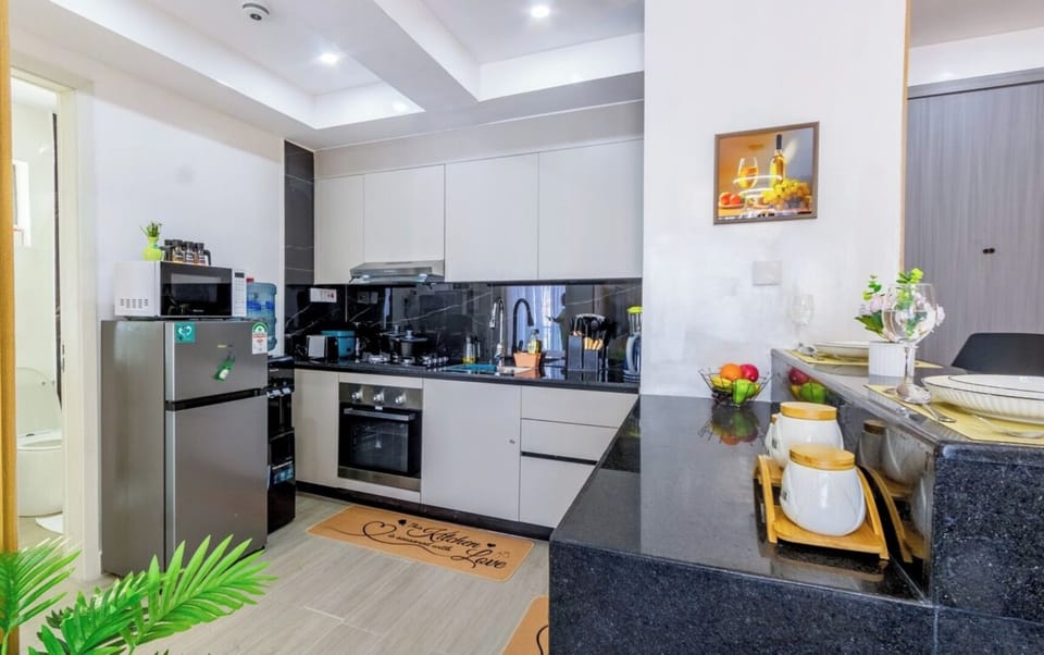Deluxe Apartment, Balcony, City View | Private kitchen | Full-size fridge, microwave, cookware/dishes/utensils