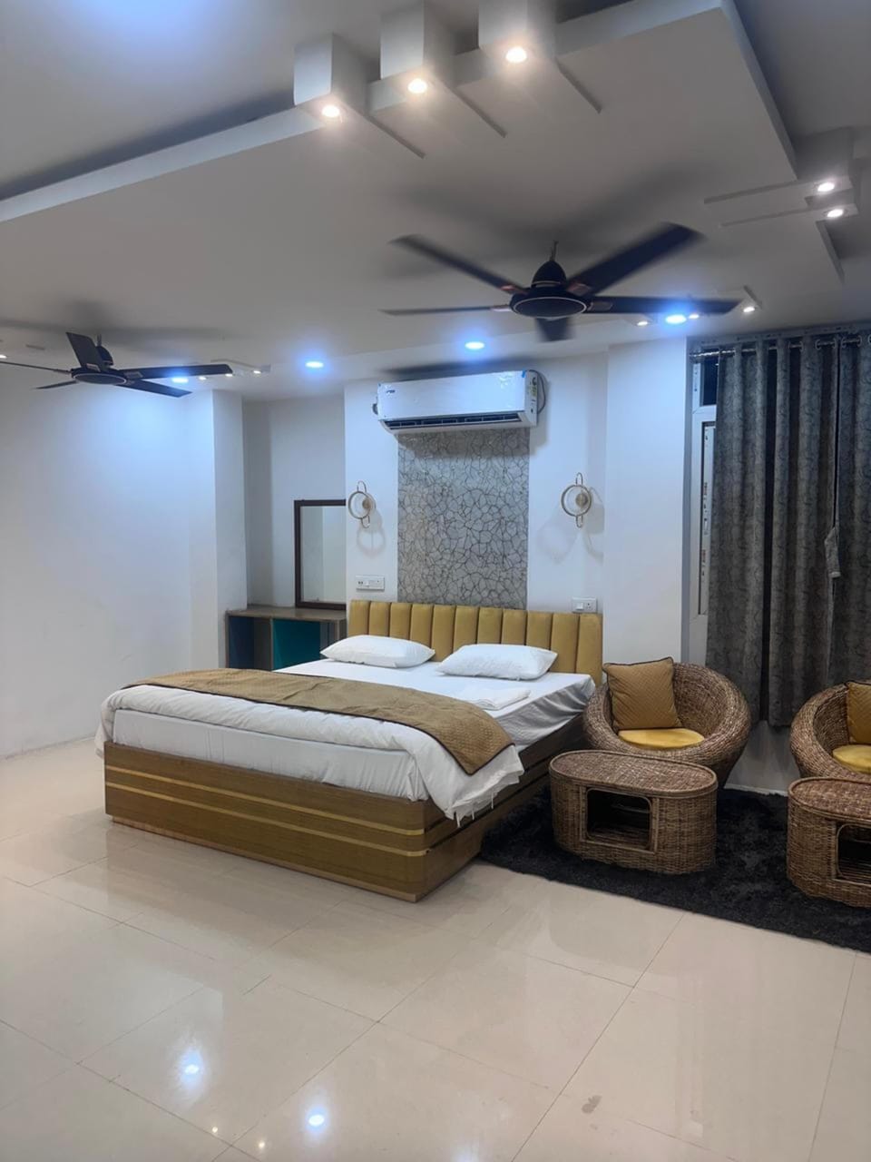 Deluxe Room | Rollaway beds, bed sheets