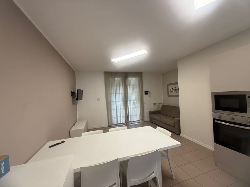 Apartment, 3 Bedrooms, Balcony, City View | Dining