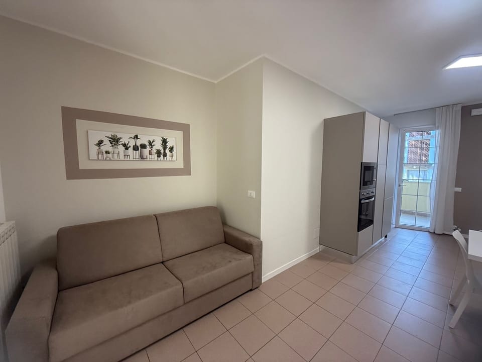 Apartment, 3 Bedrooms, Balcony, City View | Living area