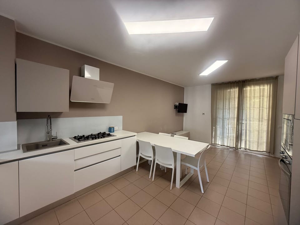 Apartment, 3 Bedrooms, Balcony, City View | Private kitchen