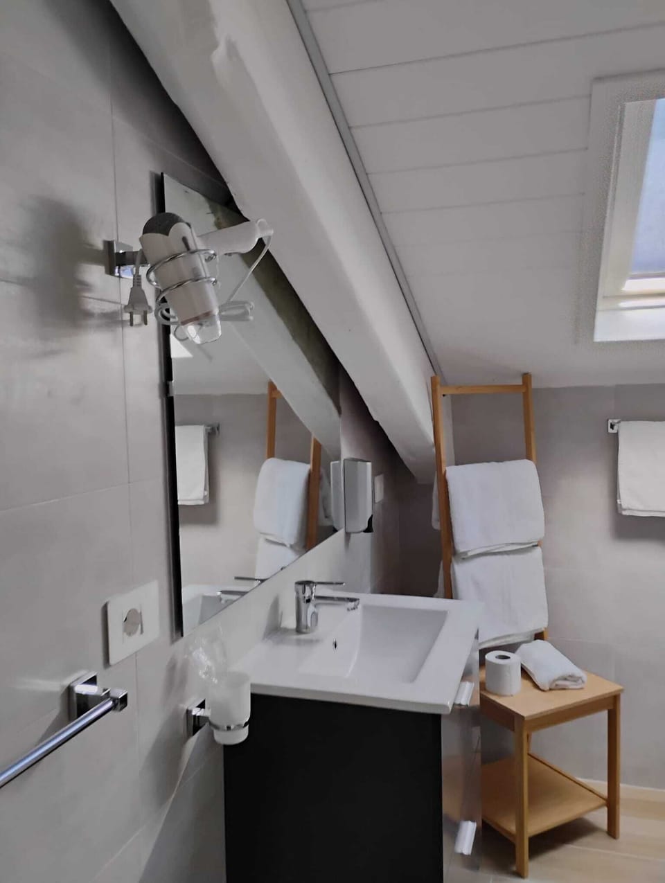 Deluxe Quadruple Room | Bathroom | Eco-friendly toiletries, slippers