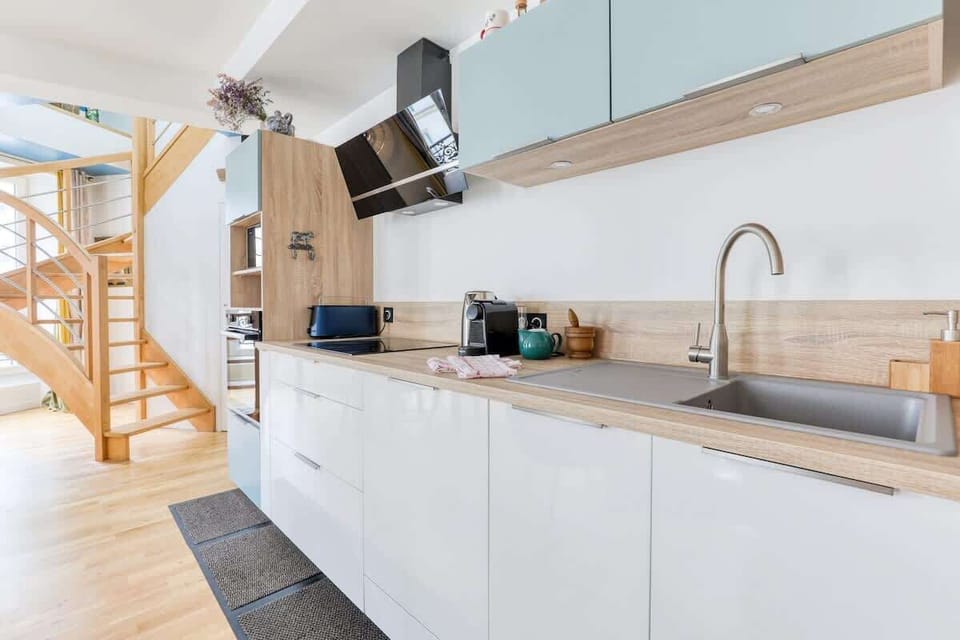 OPEN & FULLY EQUIPPED KITCHEN !