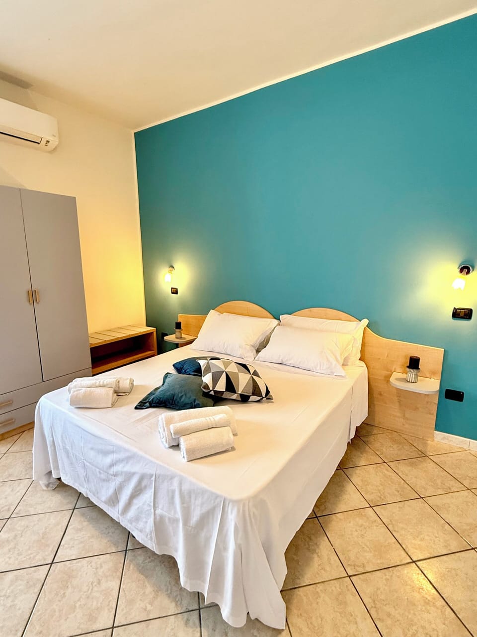 Camera Quadrupla Standard con bagno privato  | In-room safe, desk, laptop workspace, blackout drapes
