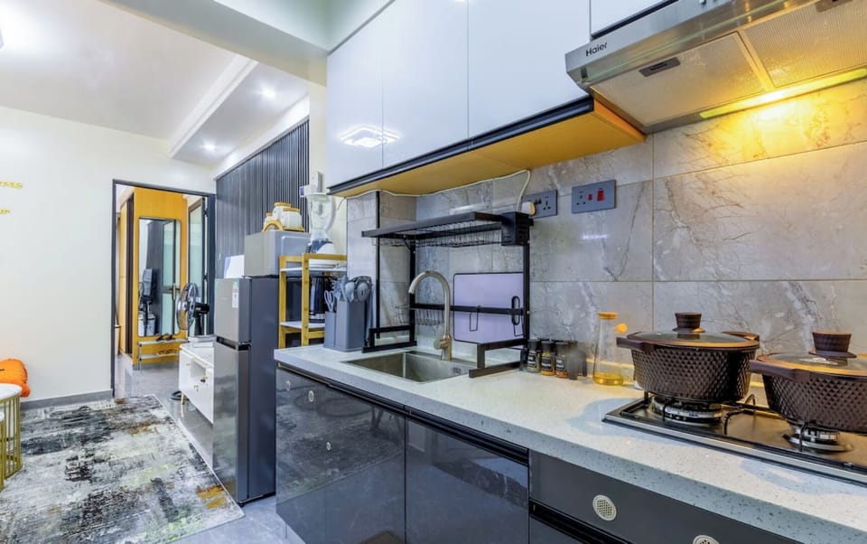 Deluxe Apartment, Balcony, City View | Private kitchen | Full-size fridge, microwave, cookware/dishes/utensils
