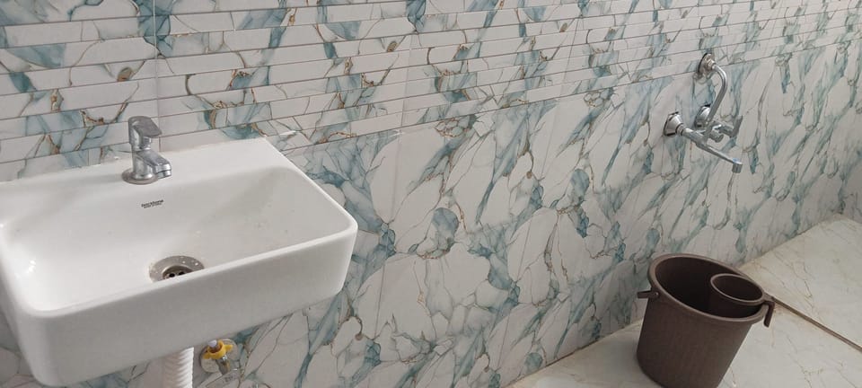 Separate tub and shower, towels