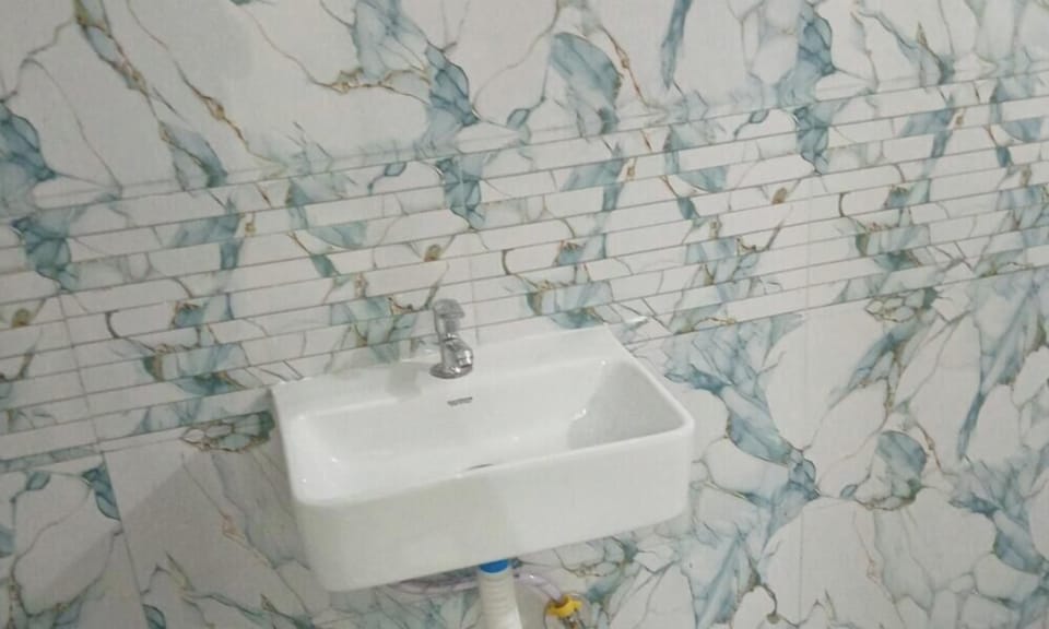 Classic Double or Twin Room | Bathroom | Separate tub and shower, towels